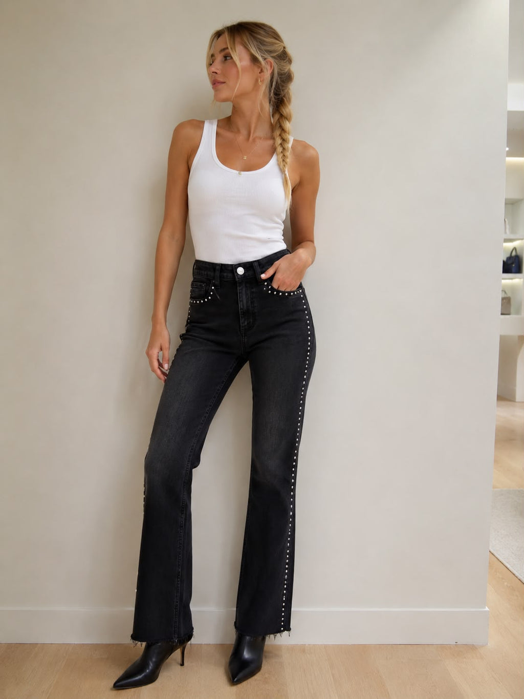 PANTALON VAQUERO TIRO ALTO NEGRO TACHUELAS MUJER